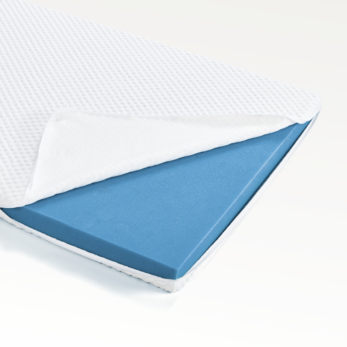 PROCAVE Kaltschaumtopper Classic &mdash; Produktfreisteller gefaltet, zeigt blauen Kaltschaumkern mit wei&szlig;em Bezug