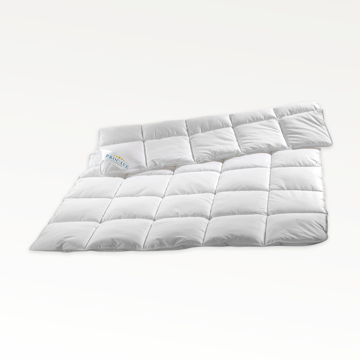 PROCAVE MICRO-COMFORT Ganzjahresdecke als Freisteller mit passendem Kissen auf hellem Hintergrund &mdash; leichte Ganzjahresdecke mit Quadratsteppung f&uuml;r konstantes Schlafklima