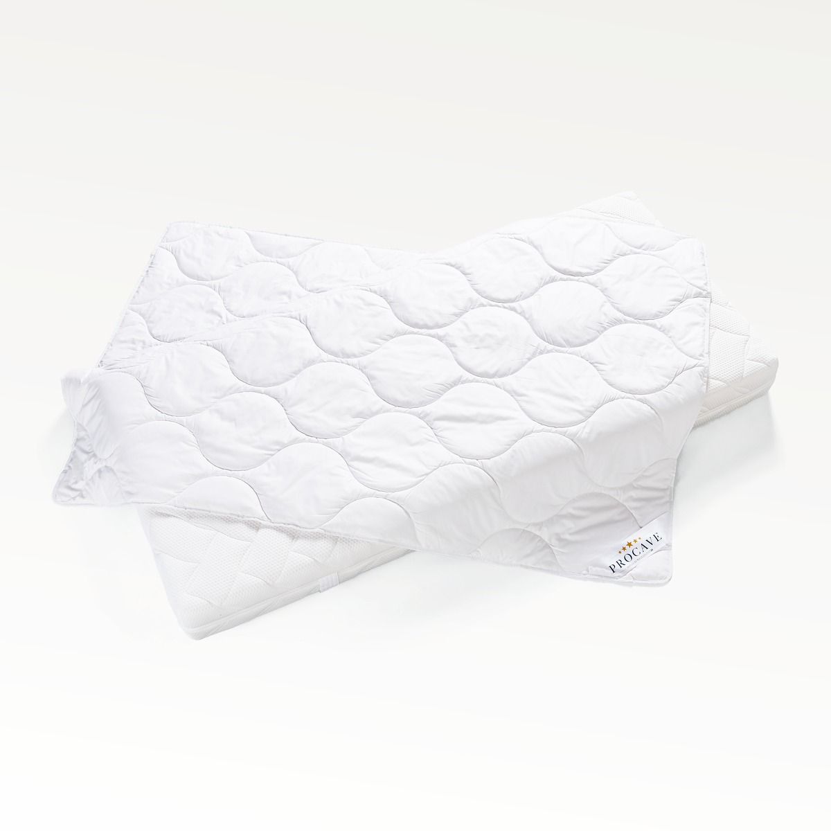 PROCAVE Baumwolle Qualit&auml;ts-Bettdecke f&uuml;r den Sommer &mdash; Produktfreisteller, freigestellt auf wei&szlig;em Hintergrund