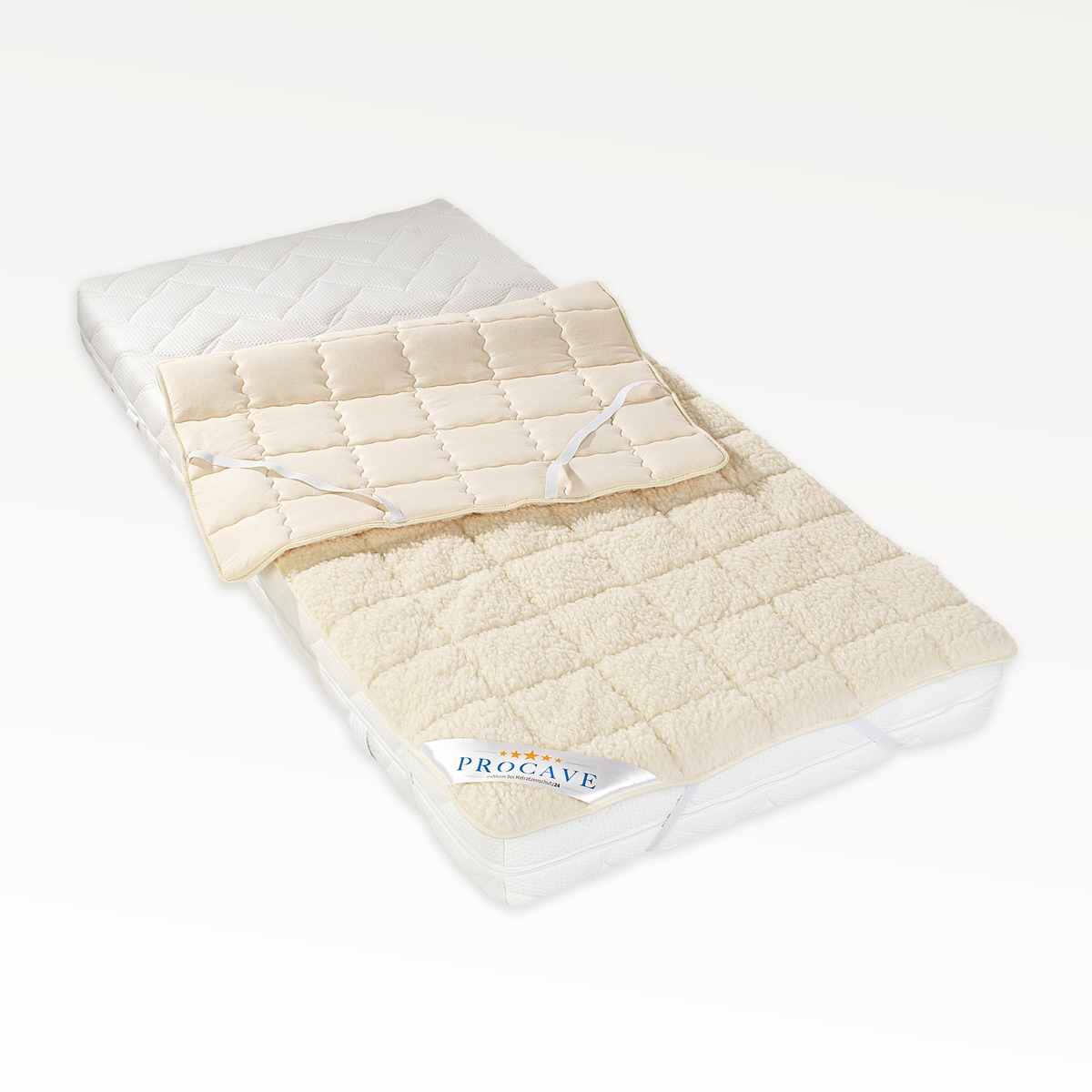PROCAVE Matratzenschoner NATUR Lammflor auf Matratze liegend, beide Seiten aufgeklappt sichtbar &mdash; nat&uuml;rlicher Schlafkomfort mit Lammflor-Oberseite und Baumwoll-Unterseite