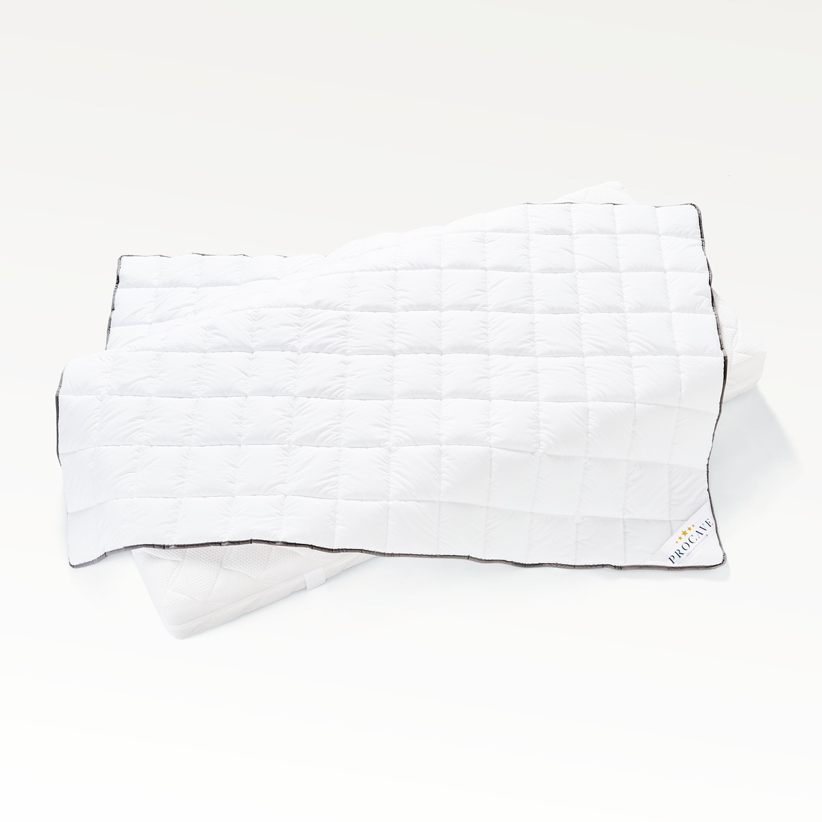 PROCAVE OBJEKT Bettdecke kochfest Hotel-Qualit&auml;t &mdash; Produktfreisteller gefaltet mit Quadratsteppung und grauem Einfassband