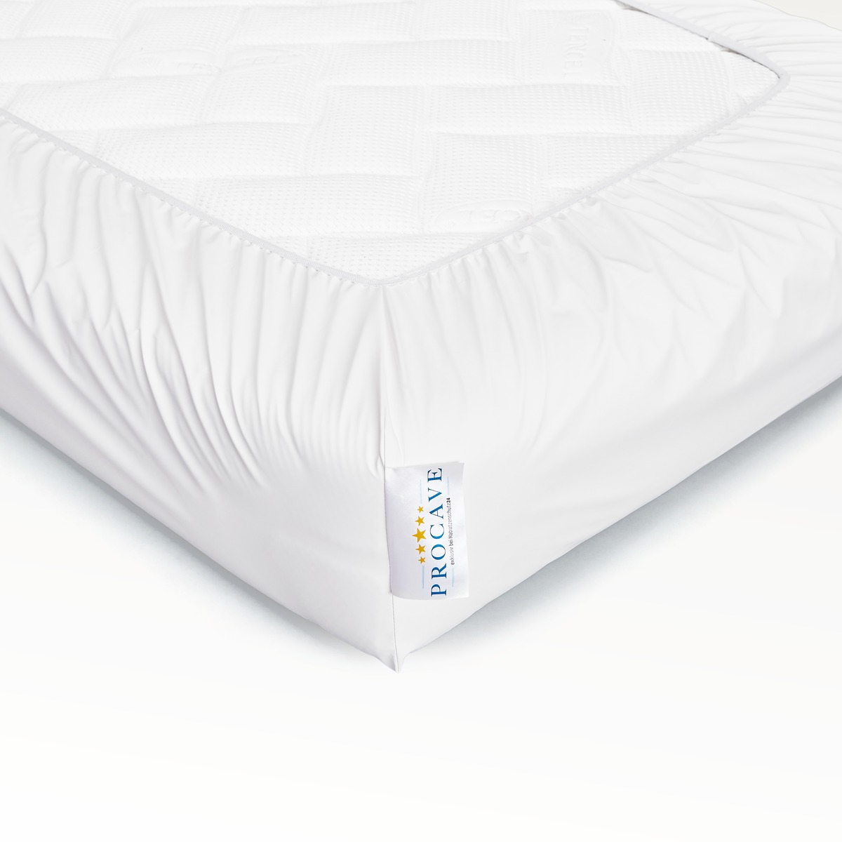 PROCAVE wasserdichtes Spannbettlaken abwischbar in Wei&szlig; &mdash; Produktfreisteller, Farbe Wei&szlig;, auf Matratze liegend