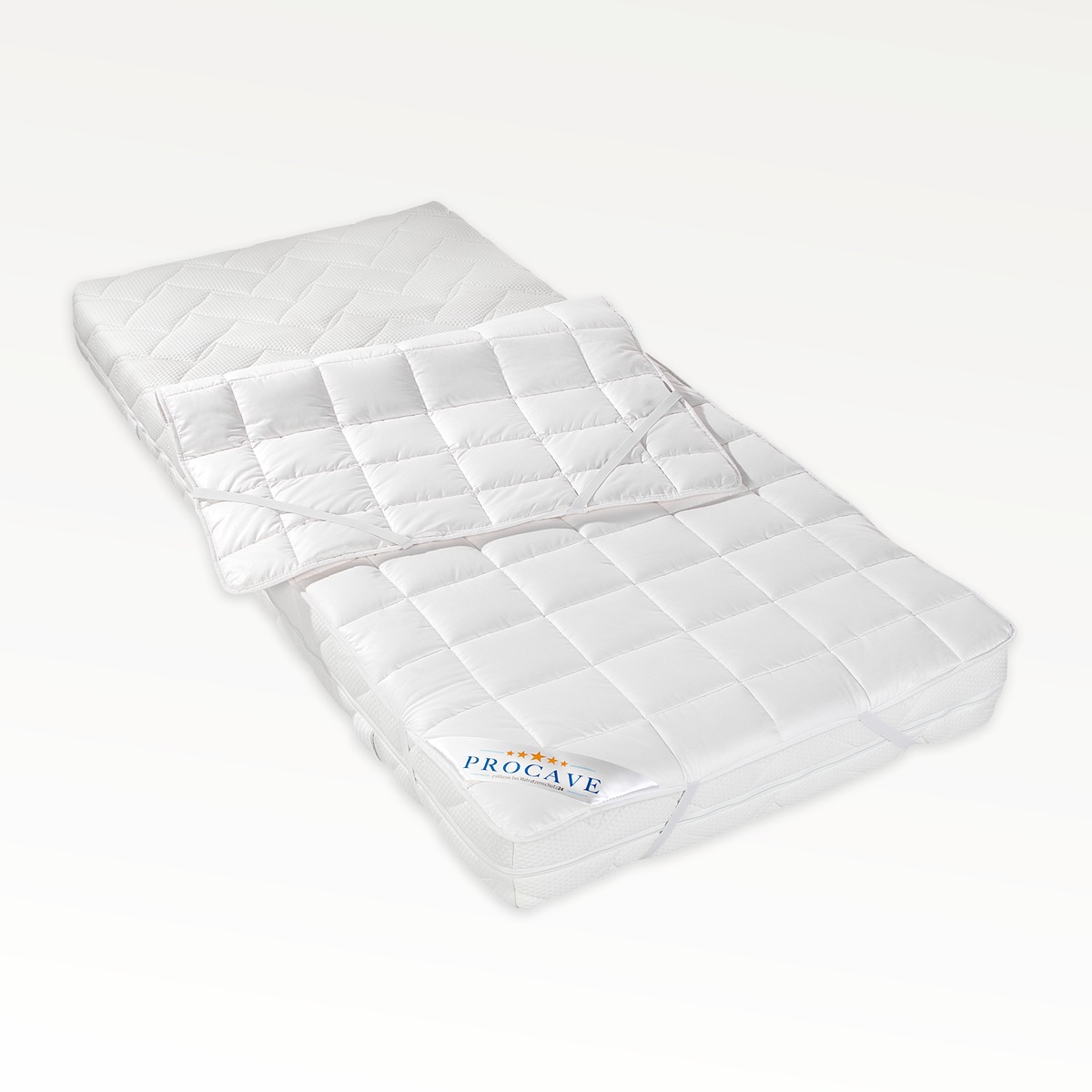 PROCAVE Matratzenschoner NATUR Baumwolle auf Matratze aufgeklappt liegend &mdash; nat&uuml;rlicher Matratzenschutz aus 100 % Baumwolle mit PROCAVE-Label