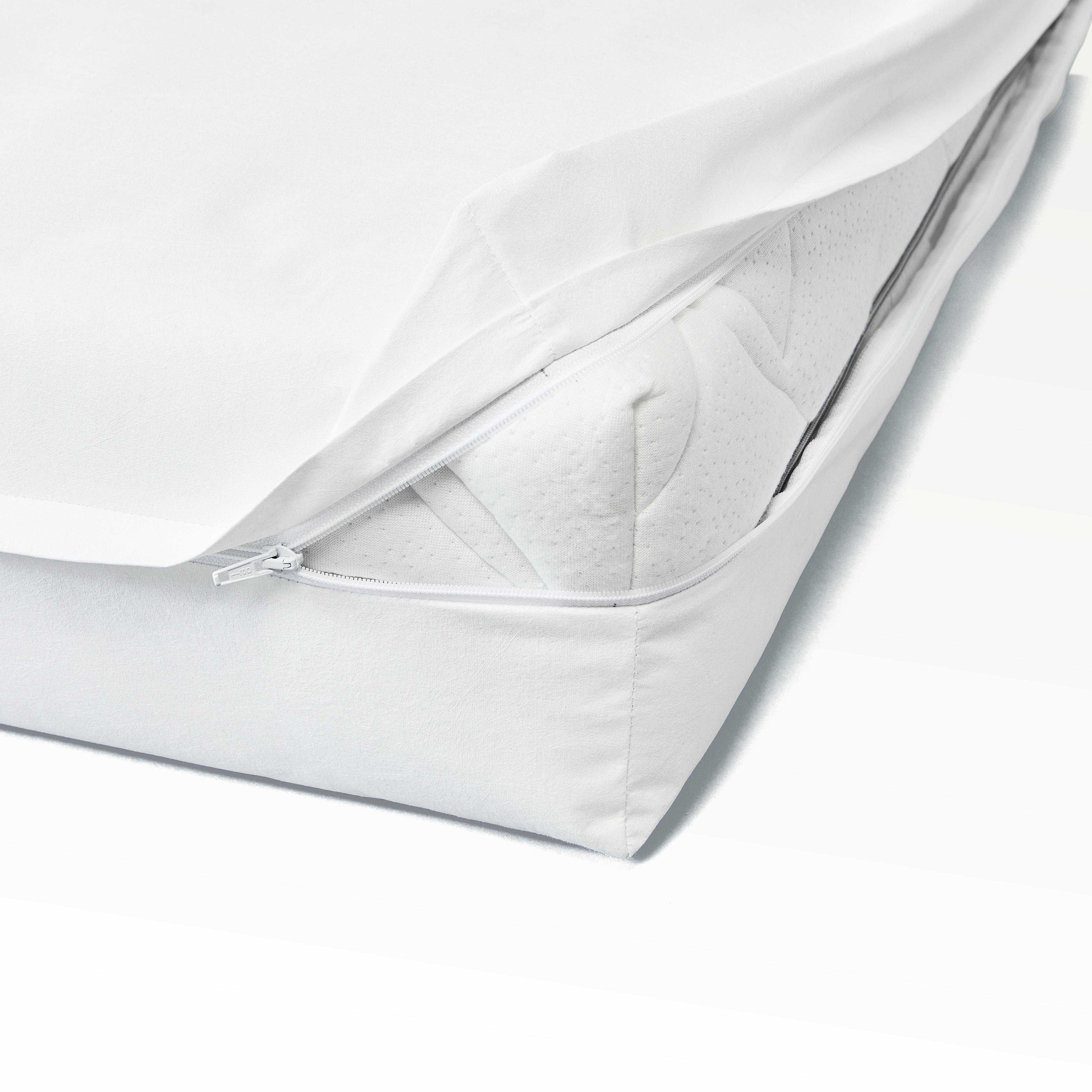 Ge&ouml;ffneter PROCAVE ALLERGENA Matratzenbezug mit 3-Seiten-Rei&szlig;verschluss &mdash; Matratze wird vollst&auml;ndig eingeh&uuml;llt