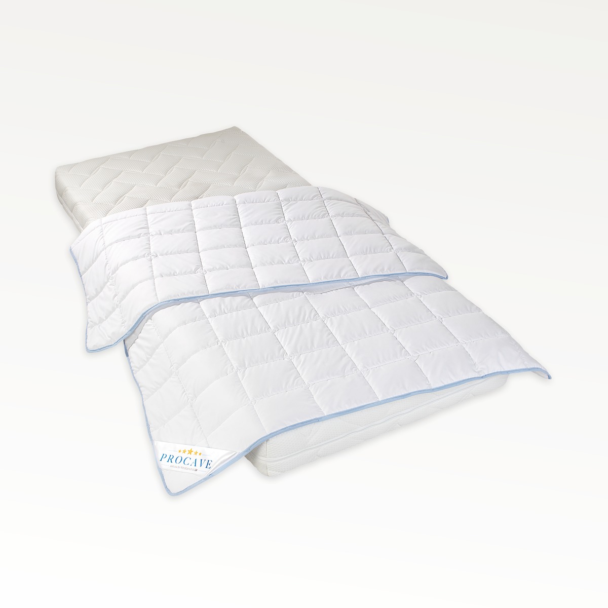PROCAVE TopCool kochfeste Qualit&auml;ts-Sommerbettdecke &mdash; Produktfreisteller: Decke aufgeklappt auf Matratze liegend, mit Kopfkissen und PROCAVE-Label