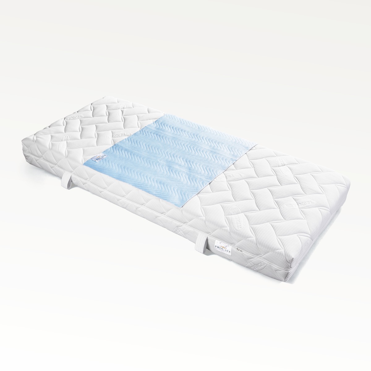PROCAVE wasserdichtes Stecklaken 5-lagig in Hellblau auf einer wei&szlig;en Matratze liegend, mit seitlichen Einsteckstreifen &mdash; diskreter N&auml;sseschutz mit PROCAVE-Logo