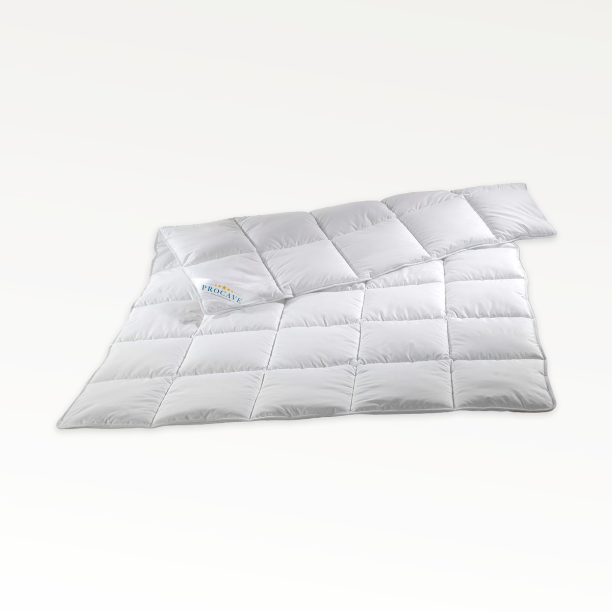 PROCAVE MICRO-COMFORT Sommerdecke wei&szlig; mit Kissen als Produktfreisteller &mdash; leichte Sommerbettdecke aus samtweicher Microfaser mit Quadratsteppung