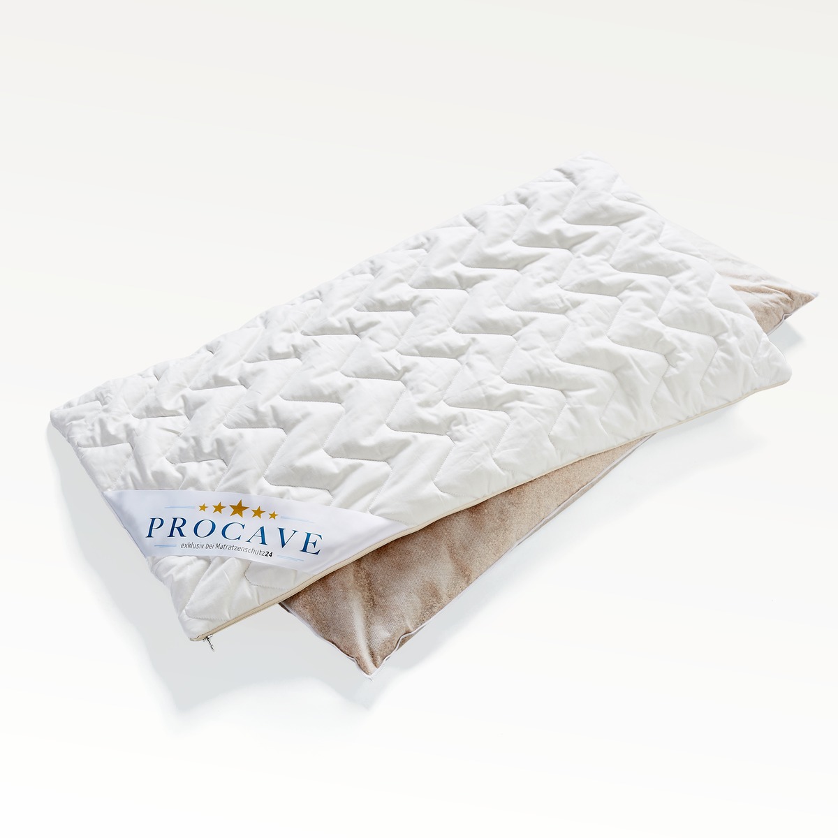 PROCAVE Hirsekissen mit Baumwollbezug, halb ge&ouml;ffnet mit sichtbarem Inlett und PROCAVE-Label &mdash; nat&uuml;rliches Naturkissen aus der PROCAVE NATURA-Serie