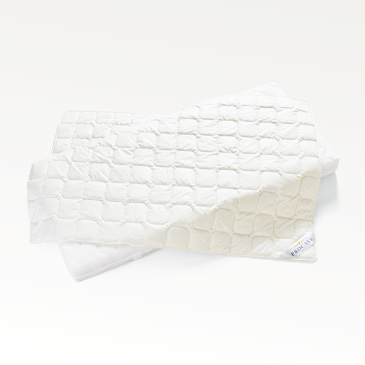 PROCAVE Wildseide Exquisit Qualit&auml;ts-Bettdecke f&uuml;r den Sommer &mdash; Produktfreisteller mit Decke und Kissen-Set auf wei&szlig;em Hintergrund