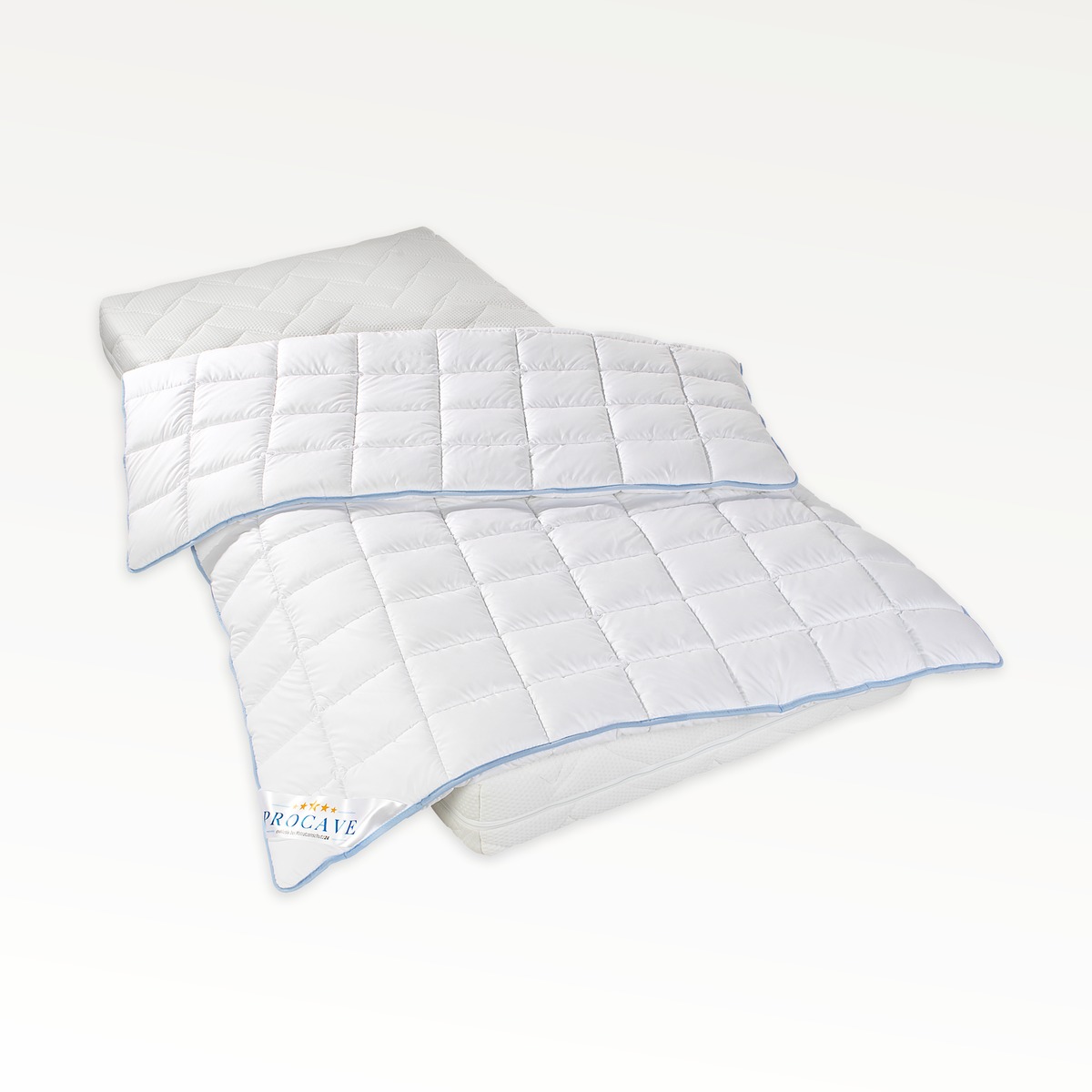 PROCAVE TopCool kochfeste Qualit&auml;ts-Duo-Winterdecke als Freisteller &mdash; zwei zusammengen&auml;hte Deckenlagen mit blauem Einfassband und PROCAVE-Logo
