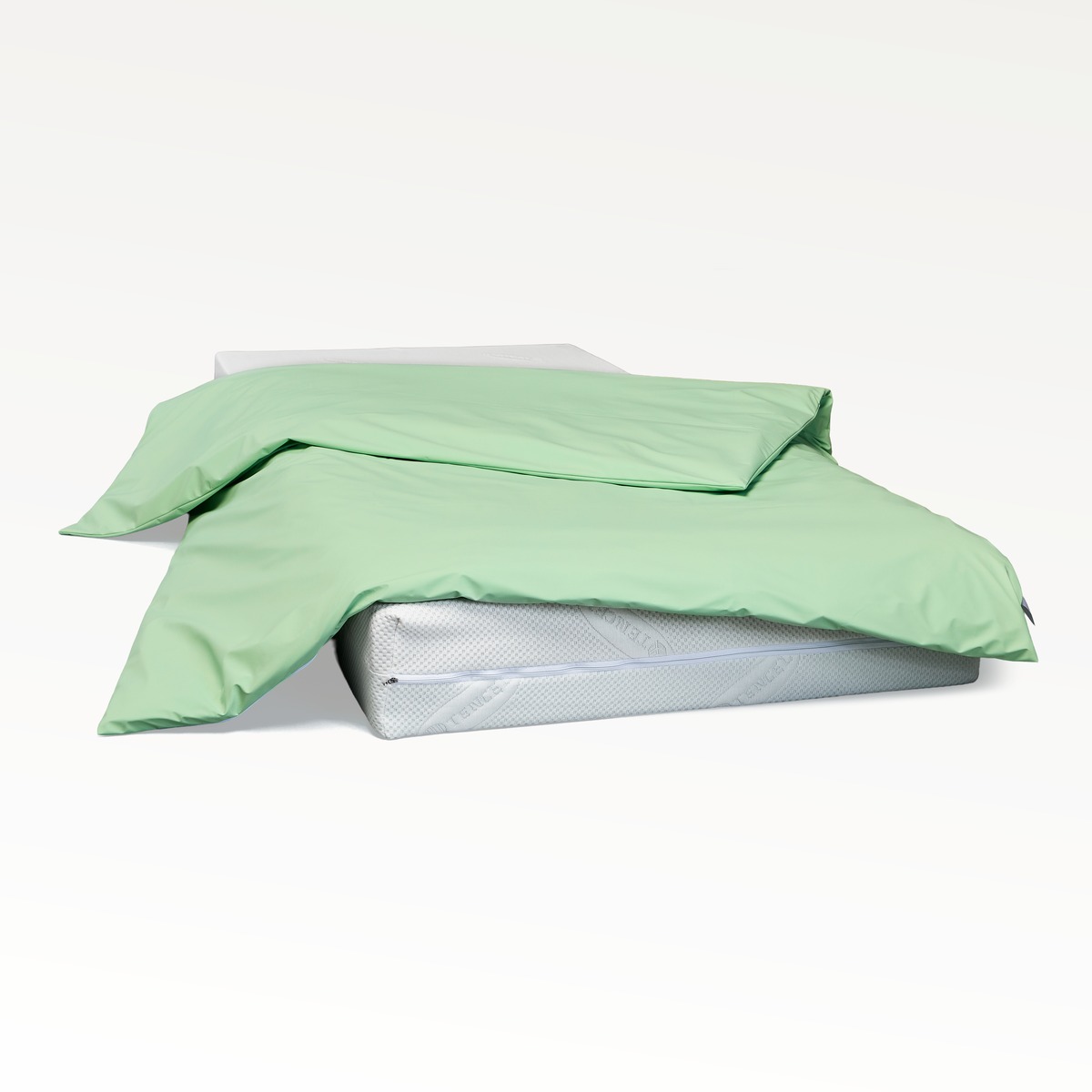PROCAVE wasserdichter Inkontinenz Bettdeckenbezug gr&uuml;n &mdash; Produktfreisteller mit Bettdecke in Gr&uuml;n auf Matratze