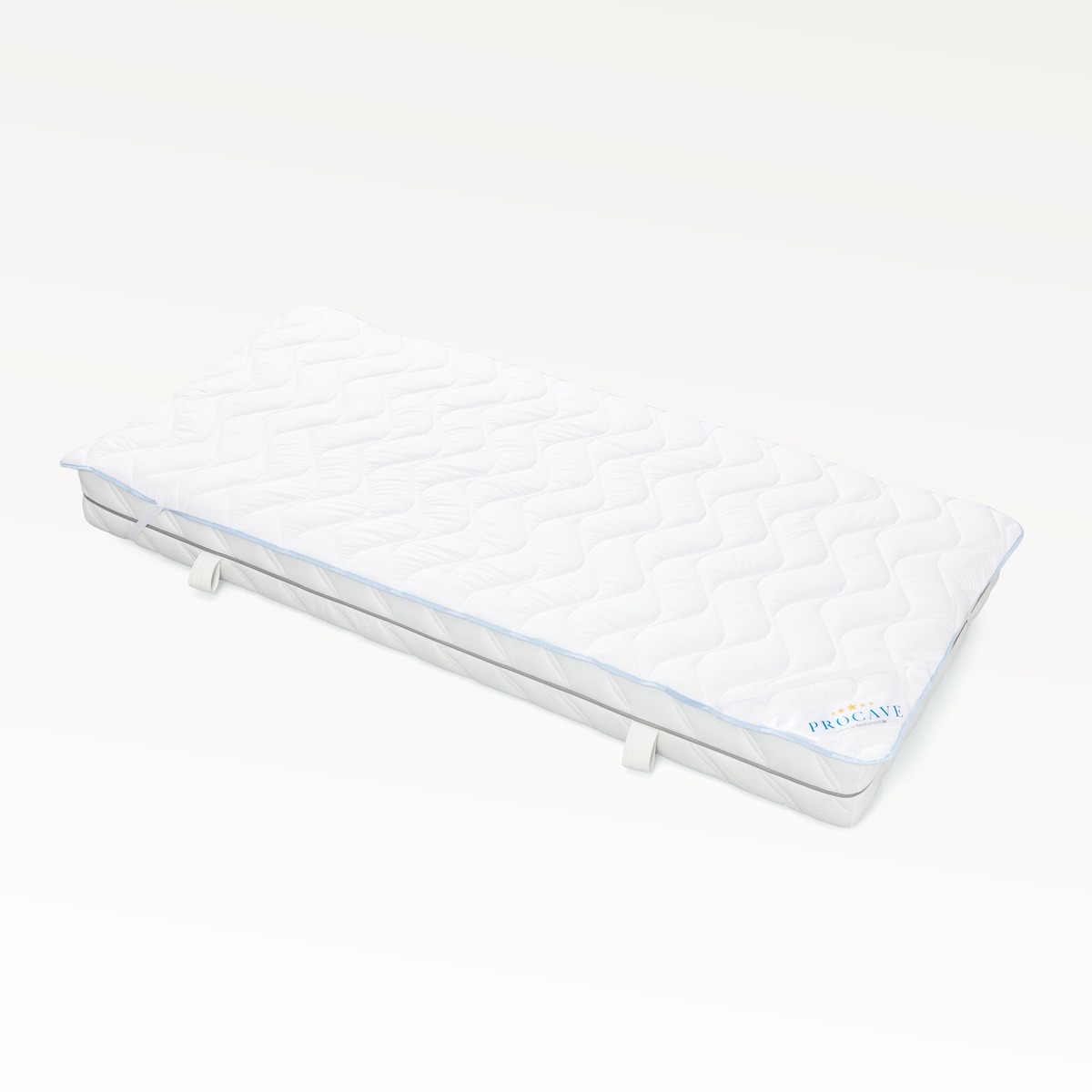 PROCAVE leichtes Unterbett TopCool &mdash; Produktfreisteller mit hellblauem Einfassband und Wellensteppung, Eckgummis sichtbar