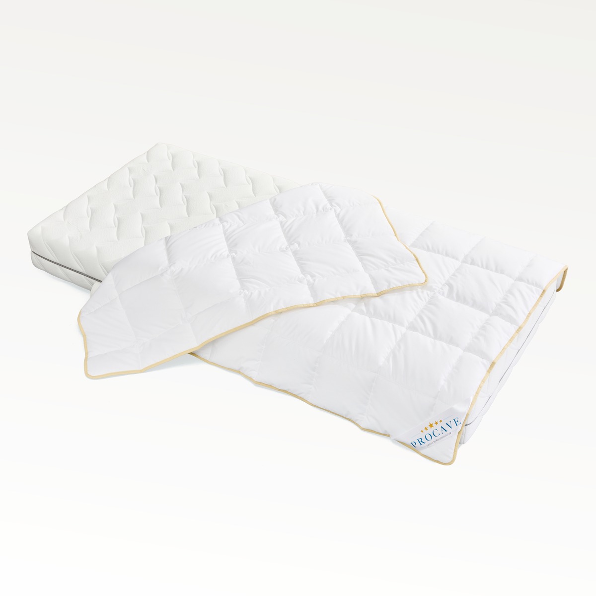 PROCAVE Tencel Qualit&auml;ts-Ganzjahresdecke aufgeklappt auf Matratze, wei&szlig;es Obermaterial mit goldenem Einfassband &mdash; Produktfreisteller Ganzjahresdecke mit Tencel-F&uuml;llung