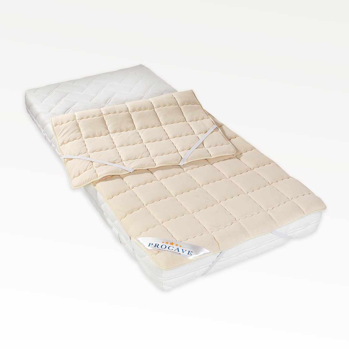 PROCAVE Matratzenschoner NATUR Schurwolle &mdash; Produktfreisteller, freigestellt auf Matratze liegend