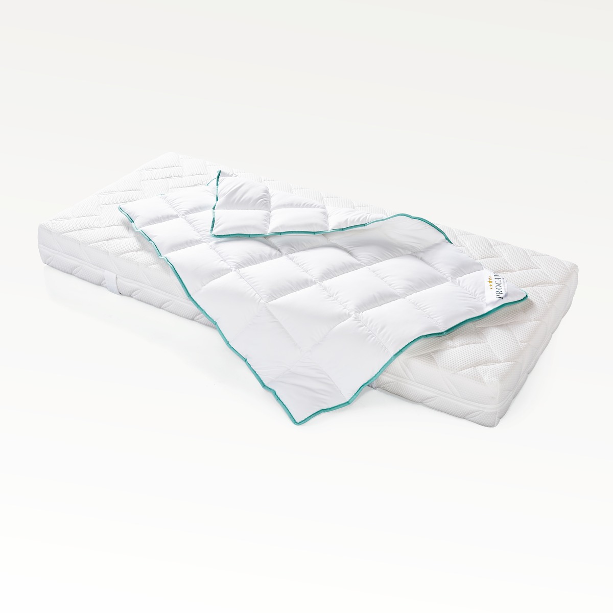PROCAVE Kinderbetten-Set Aloe Vera — Steppdecke 100x135 cm und Kissen 40x60 cm als Freisteller auf Kindermatratze