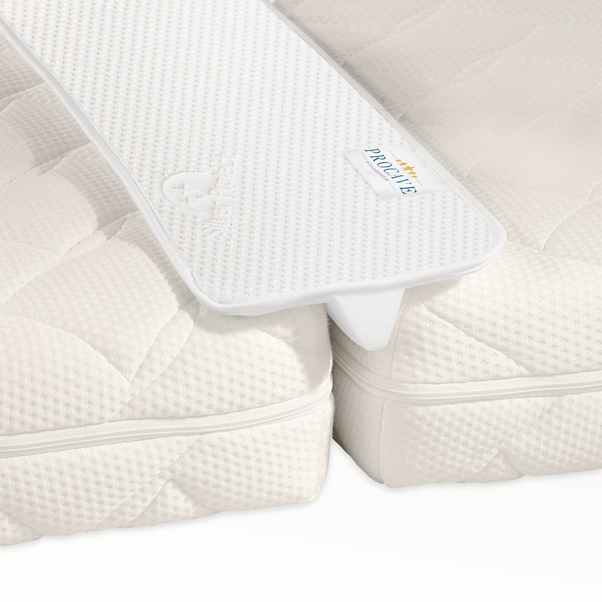 PROCAVE Liebesbr&uuml;cke mit Silver-Protect-Bezug &mdash; Produktfreisteller zwischen zwei zusammengestellten Matratzen im Doppelbett